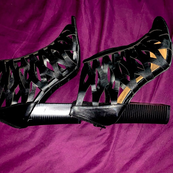 Black strappy heels sz:10 - Picture 2 of 3
